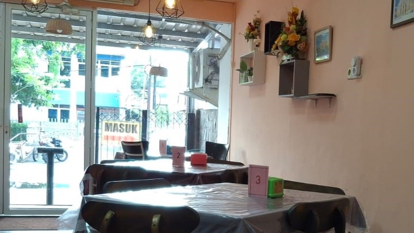 Suasana cozy Ernestina Italian Restaurant Semarang